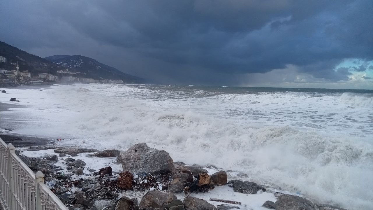 Dev Dalgalar Karadeniz Sahil Yolunu Ulaşıma Kapattı