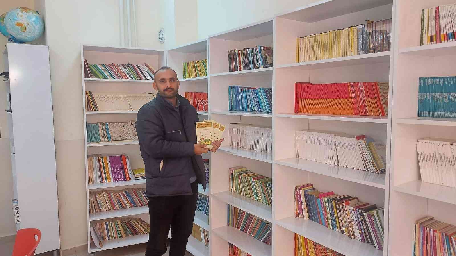 Diyarbakırlı Yazar Sinanoğlu 10. Kitabını Çocuklara Hediye Etti
