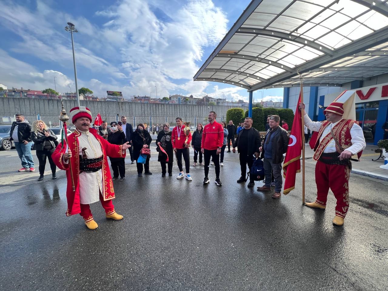 Dünya şampiyonu Busenaz Sürmeneli Trabzon’a mehteranla karşılandı