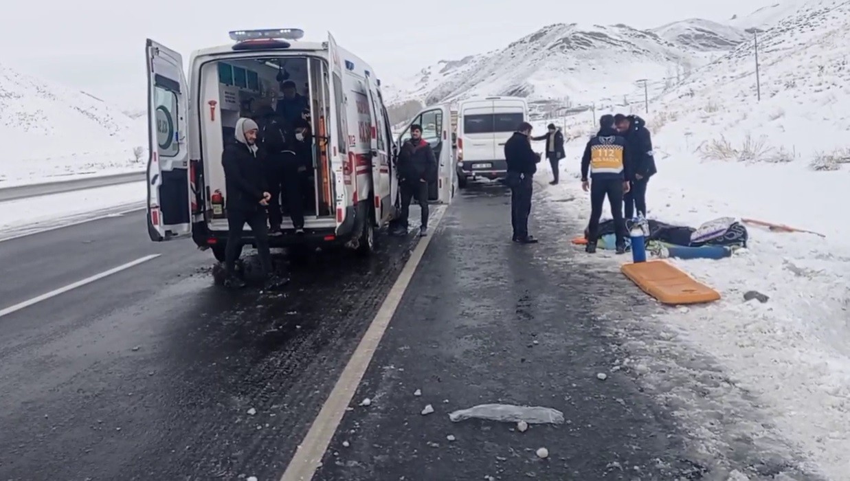 Evde Bakım Hizmeti Alan Kadını Hastaneye Götüren Ambulans Şarampole Yuvarlandı: 1 Ölü, 4 Yaralı