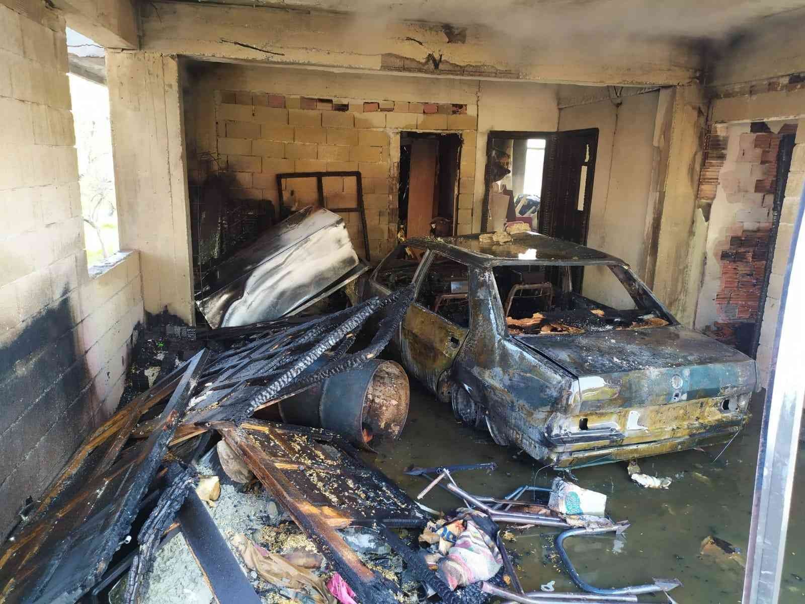 Evin Garajında Çıkan Yangında Otomobil Alev Topuna Döndü