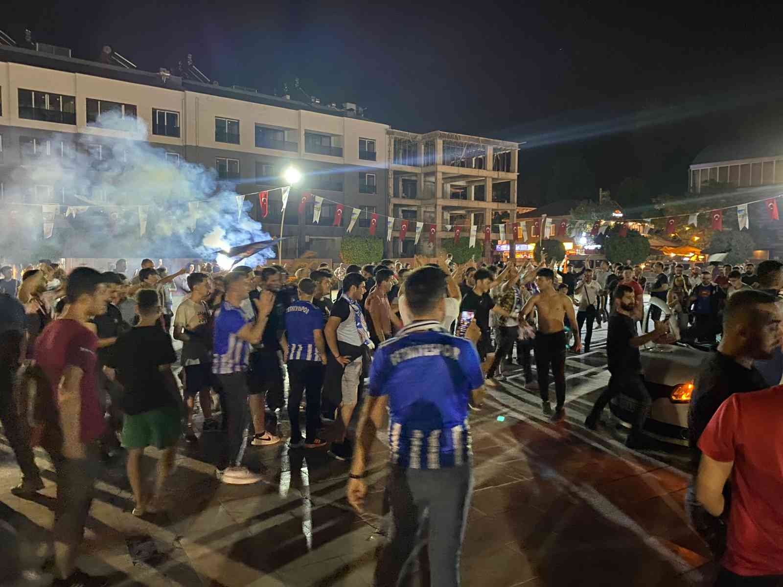 Fethiyespor Taraftarı, 2. Ligi Kutladı