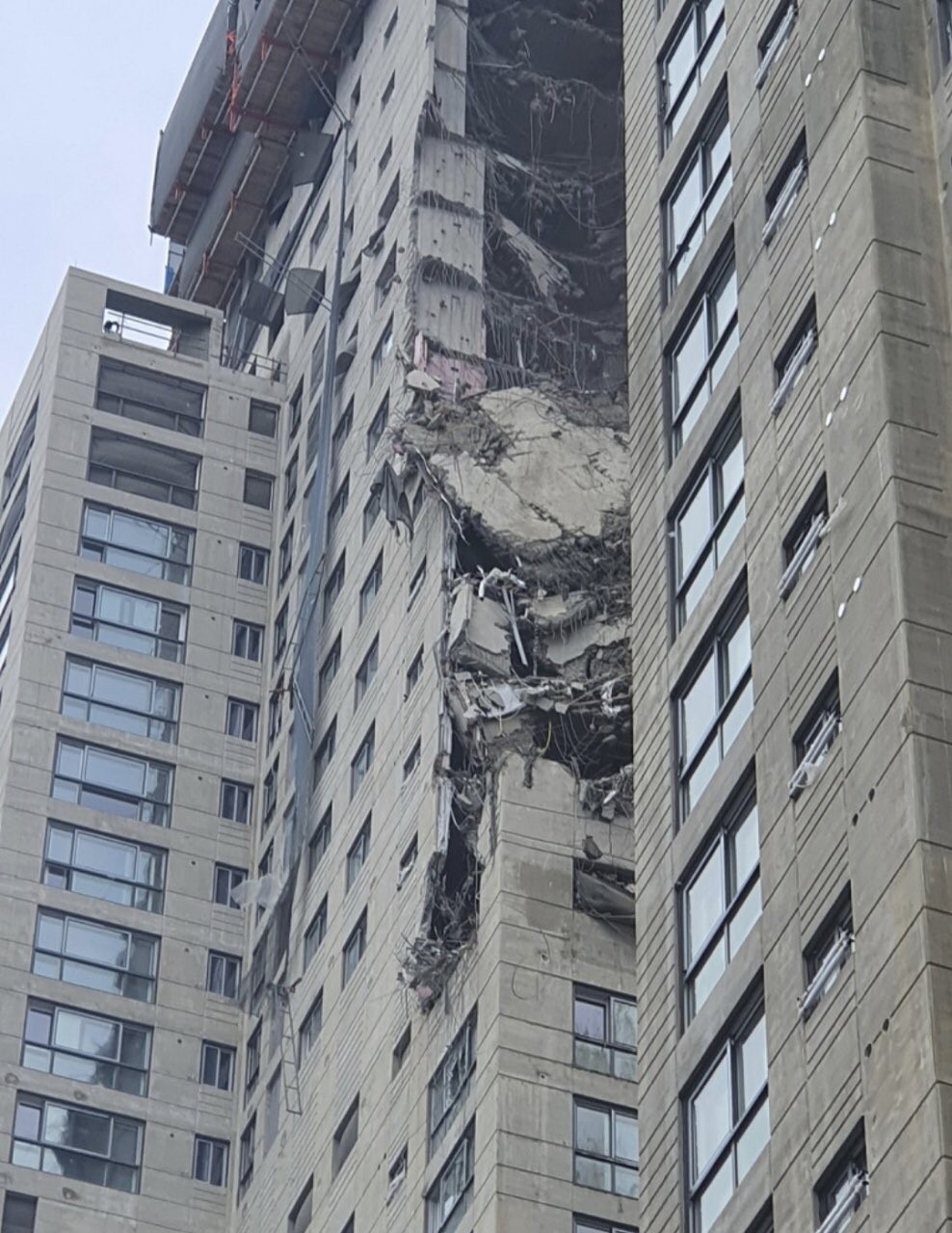 Güney Kore’de İnşaat Halindeki Binanın Bir Kısmı Çöktü