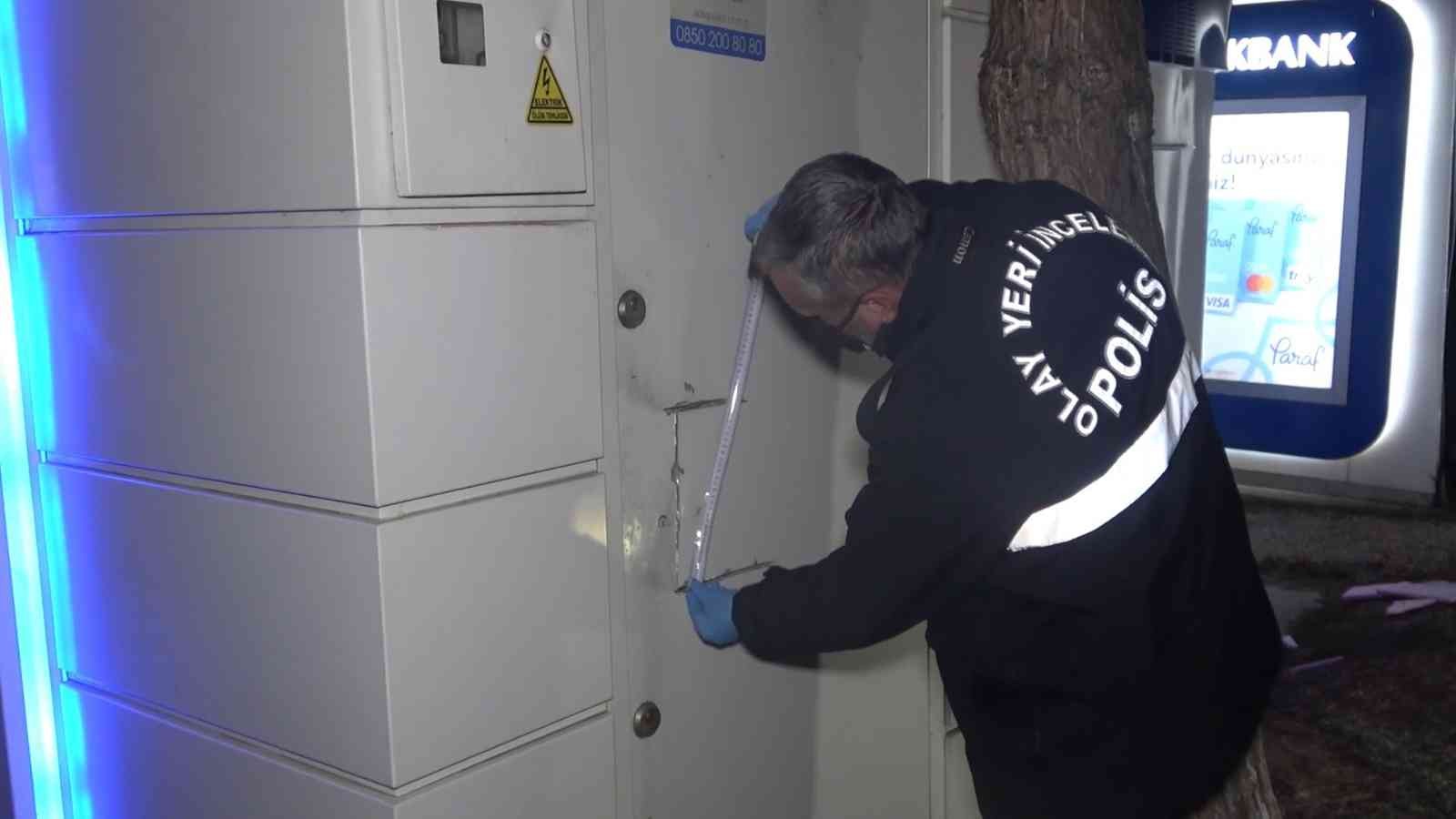 Hırsızlar 'Bu Kadarına Da Pes ' Dedirtti: Hastane Önündeki ATM’yi Soymaya Kalkıştılar