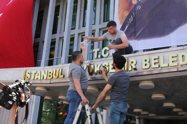 İstanbul Büyükşehir Belediyesi Tabelasına T.C. İbaresi Eklendi