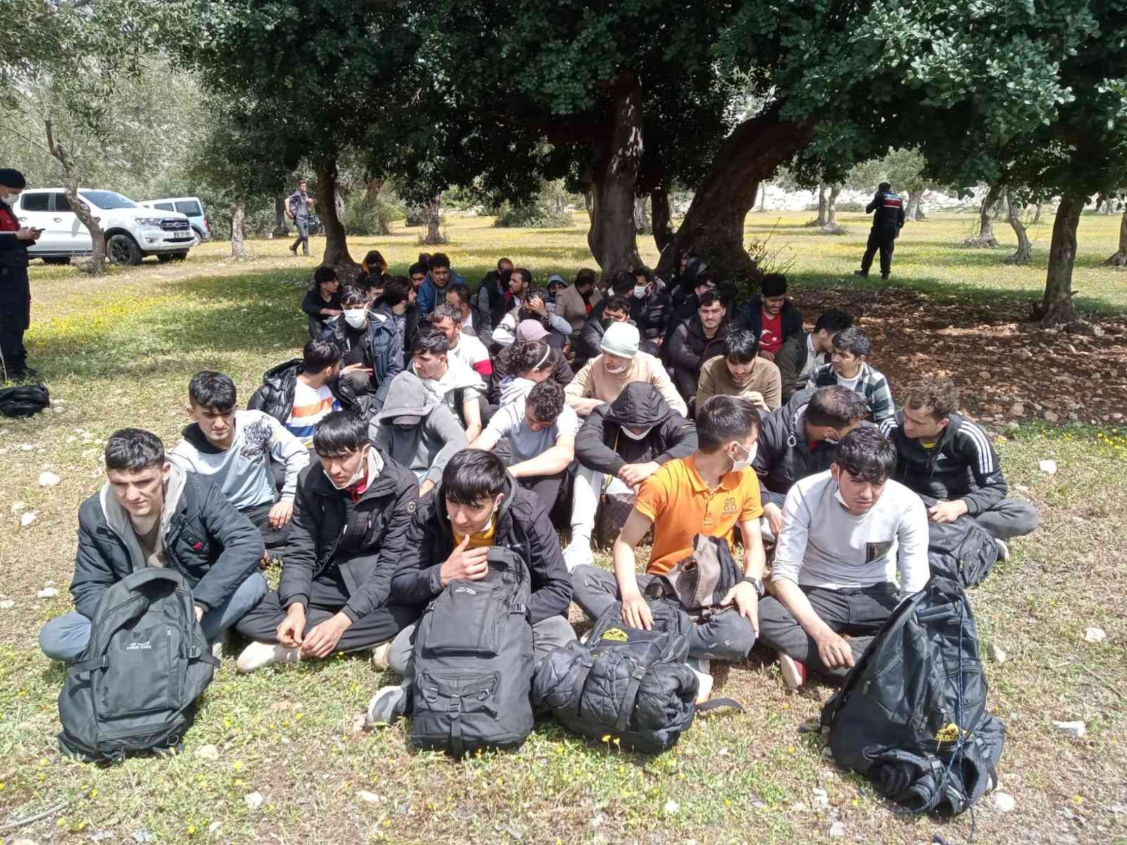 İzmir’de Boş Arazide 94 Afgan Göçmen Kurtarıldı