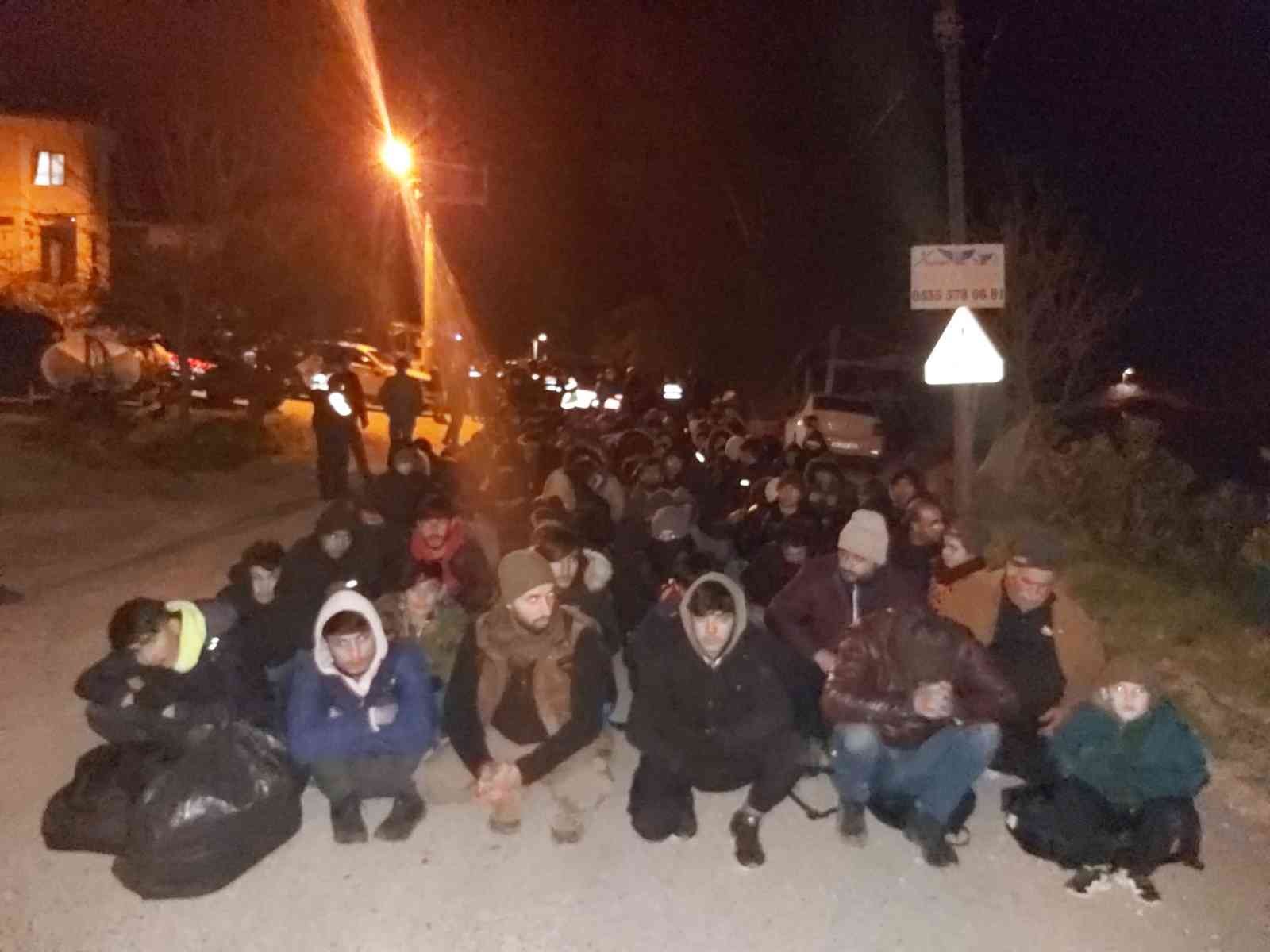 İzmir’de Kamyon İçinde 152 Göçmen Yakalandı