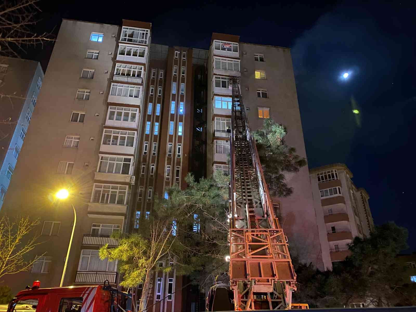 Kartal’da 11 Katlı Apartmanda Yangın Paniği