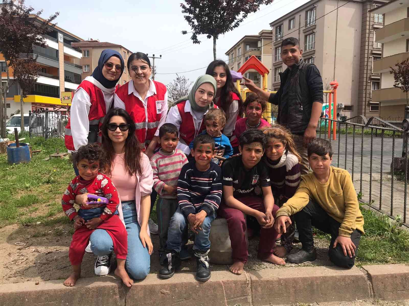 Kızılay Başkanı Yağız, 23 Nisan’da Çocukları Sevindirdi