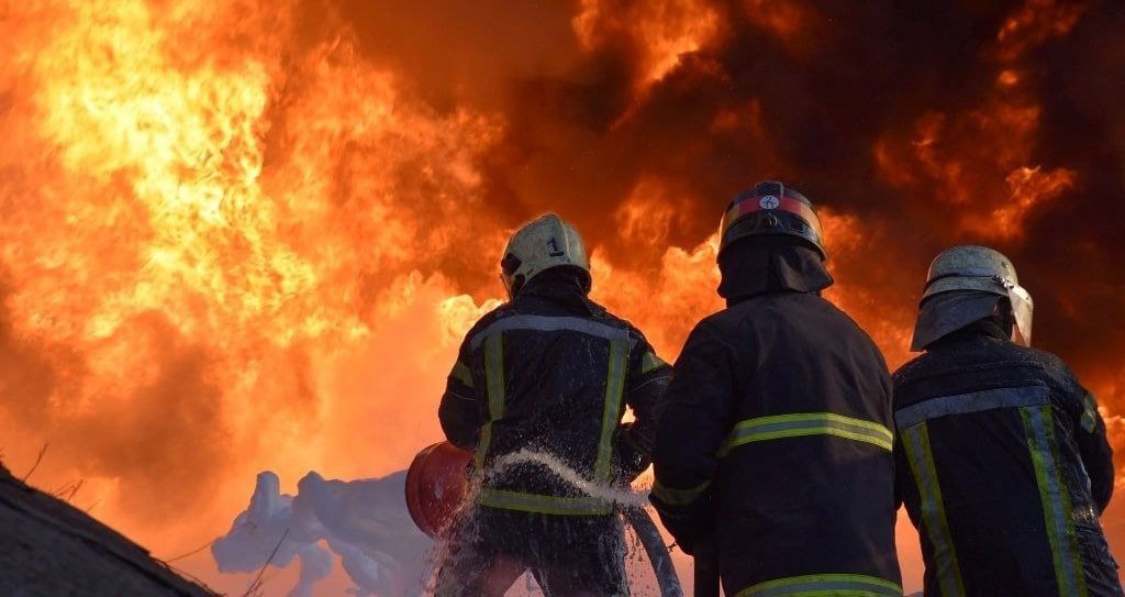 Lutsk’ta vurulan petrol deposunda çıkan yangına müdahale sürüyor