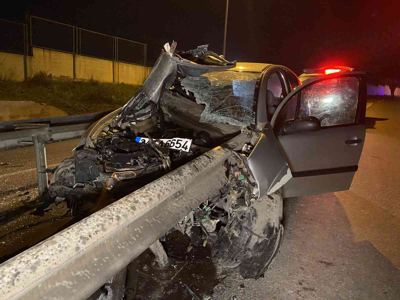 Maltepe’de Otomobil Bariyere Ok Gibi Saplandı:1 Yaralı