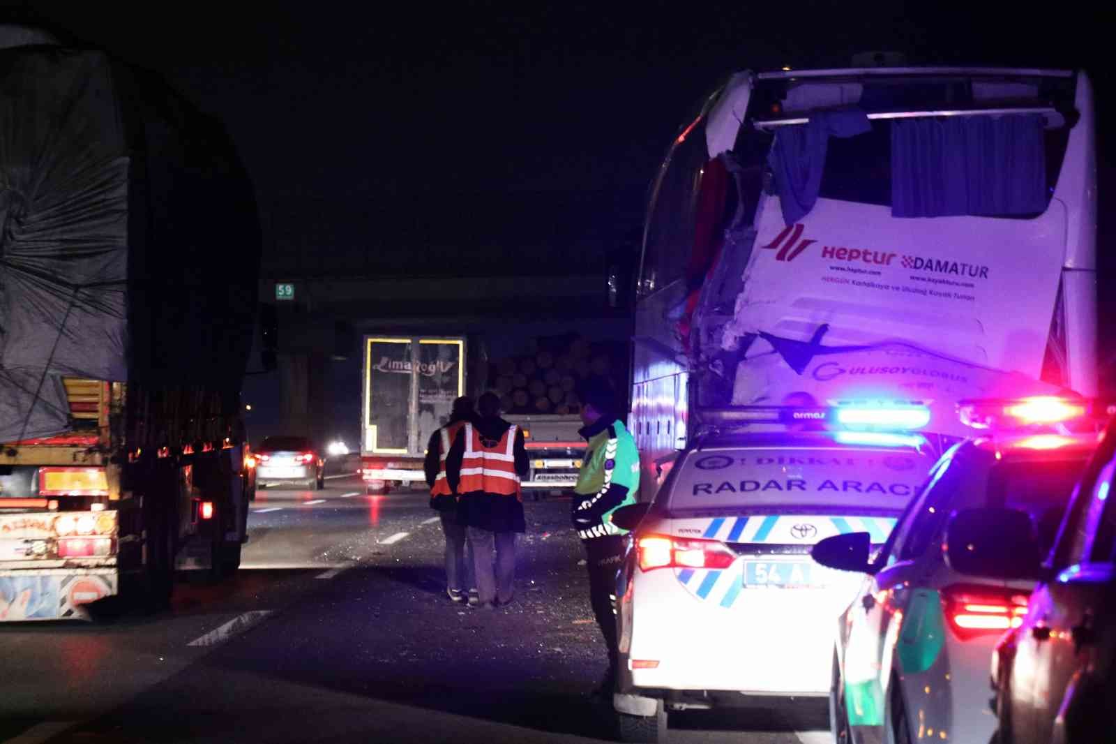Otoyolda Faciadan Dönüldü, İstanbul İstikametinde Uzun Araç Kuyrukları Oluştu