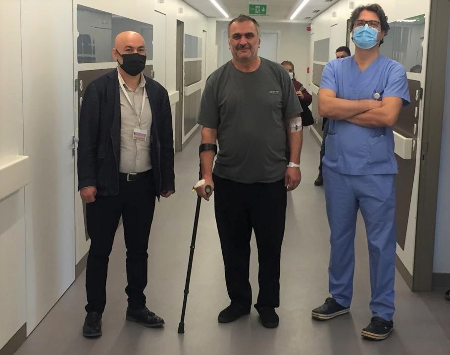 Rusya’dan Felçli Geldi, İzmir’deki Ameliyatın Ardından Yürüyerek Gitti
