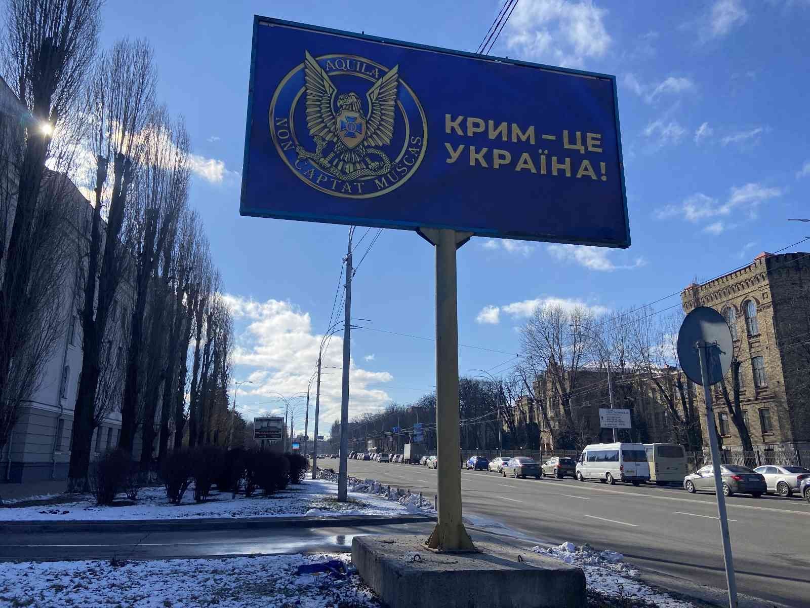 Rusya’nın Ukrayna’daki Büyükelçiliği Önüne 'Kırım Ukrayna’dır' Pankartları Asıldı