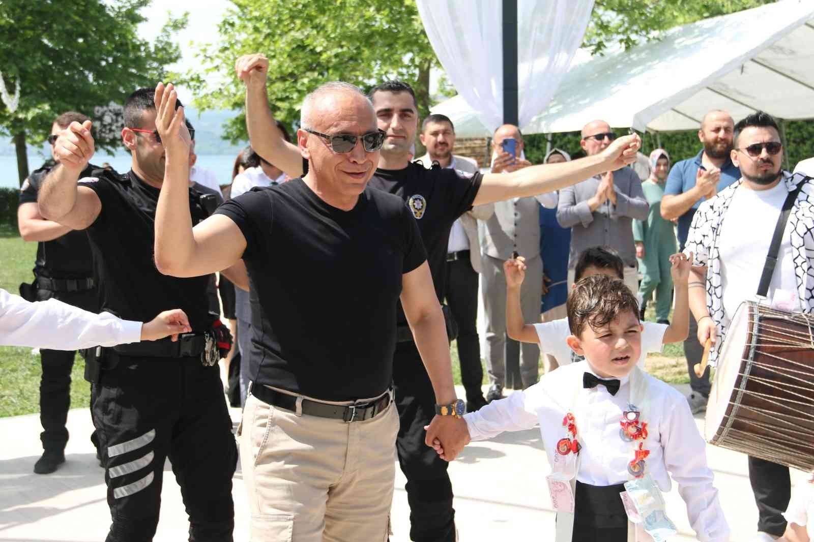 Şehit polisin oğluna özel sünnet konvoyu: Sirenler çalıp oyun oynadılar