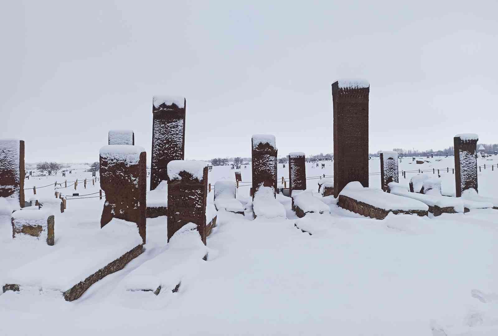 Tarihi Mezarlıktan Kartpostallık Kar Manzaraları