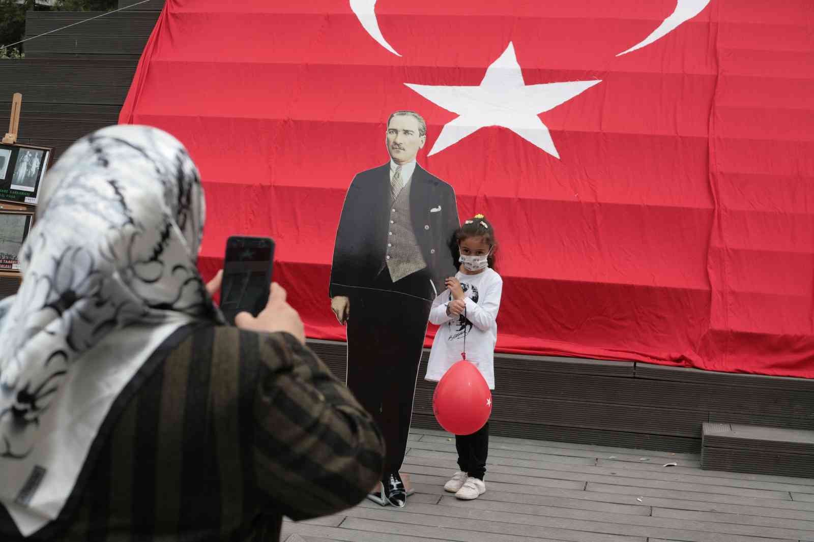 Tarihi Odunpazarı Evleri Türk Bayraklarla Donatıldı