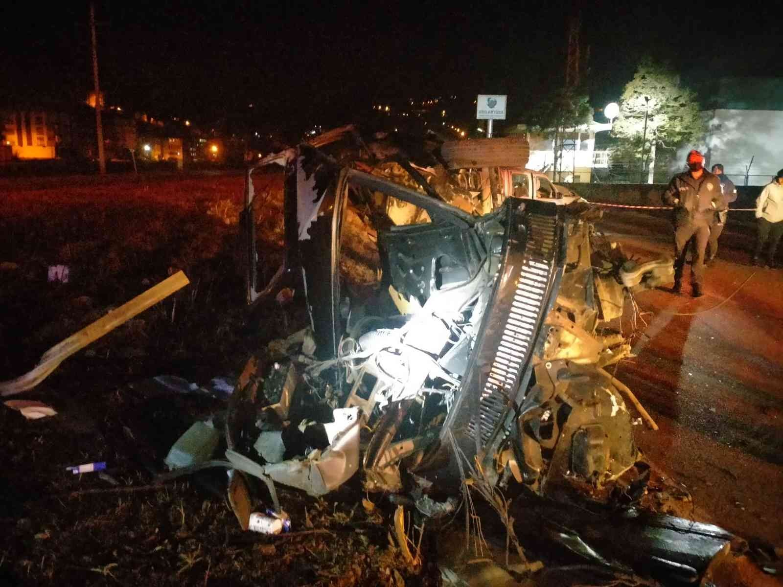 Trabzon’da Kazada Otomobil 3 Parçaya Bölündü: 1 Ölü, 4 Yaralı
