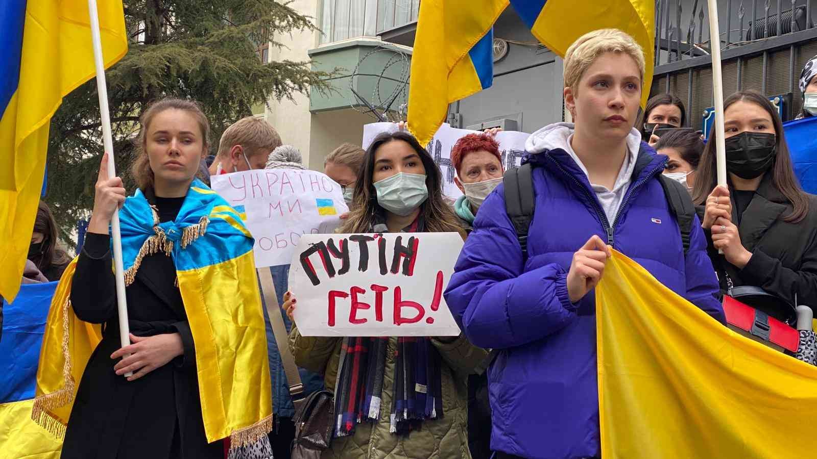 Türkiye’de yaşayan Ukraynalılar, Rusya’yı protesto etti: 'Putin Ukrayna’dan git'